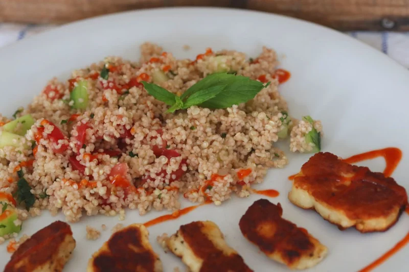 Couscous-Salat mit Haloumi
