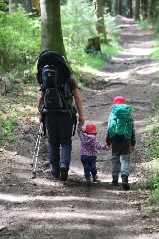 Familie am wandern im Wald